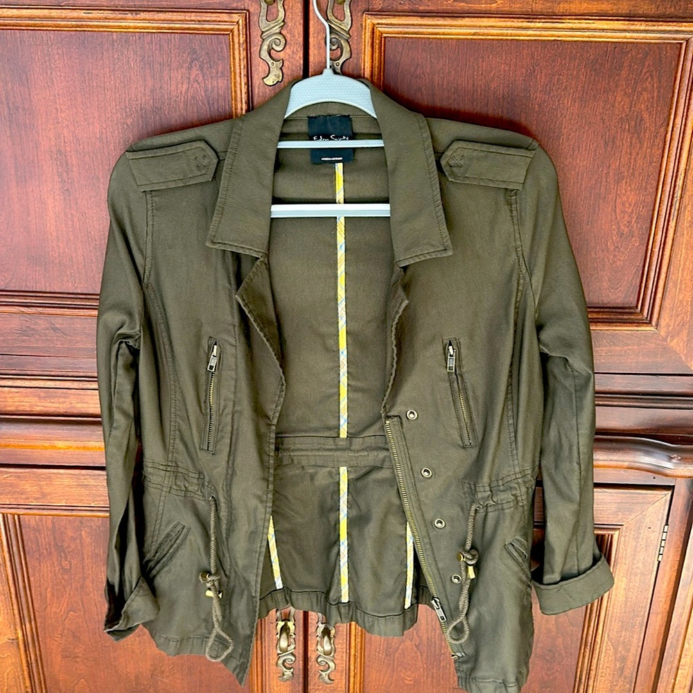 Military style army green fitted jacket. Size small.